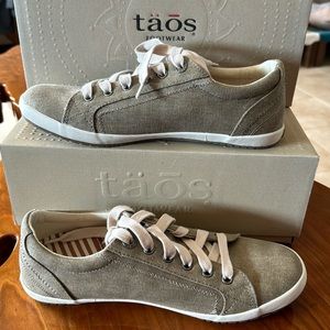 Taos sneakers NIB